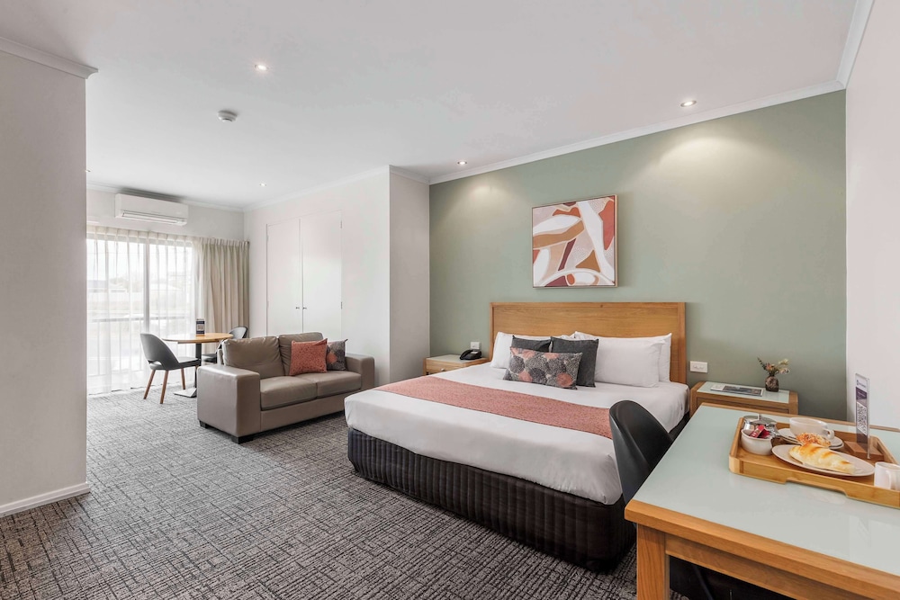 Deluxe Room, 1 King Bed, Non Smoking, Balcony - Photo 1