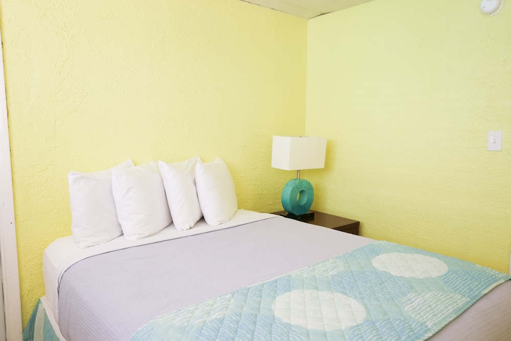 Basic Single Room, 1 Queen Bed, Accessible photo 1