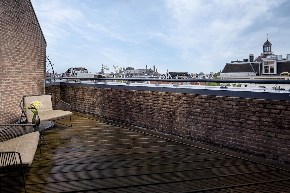 Room, 1 King Bed, Balcony (Essential)