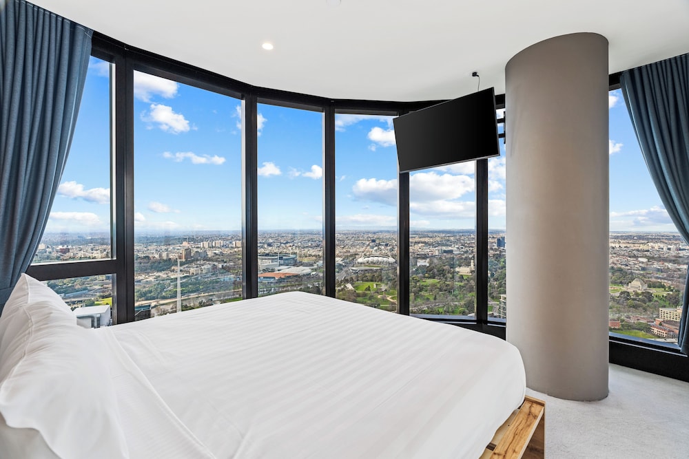Two Bedroom, Two Bathroom Apartment - Sky High - Photo 13