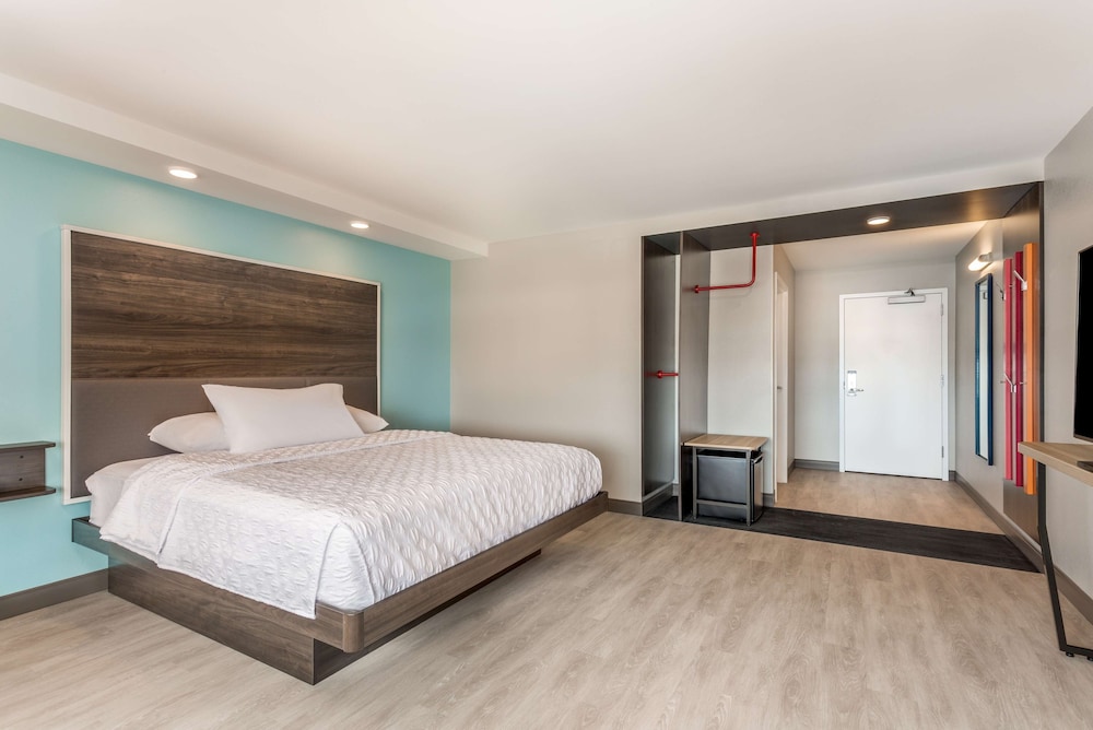 Room, 1 King Bed, Accessible (Roll-In Shower) photo 3