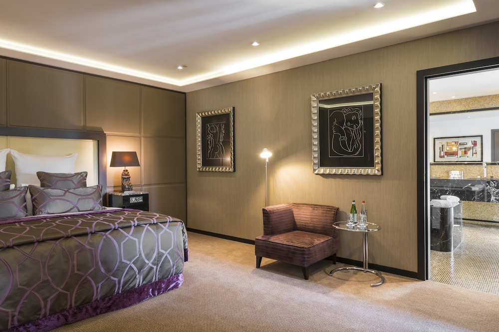 Presidential Room, 1 King Bed, Kitchenette, City View photo 2