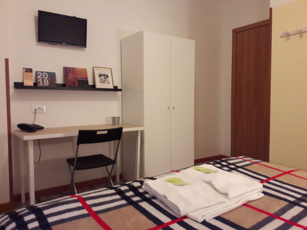 Basic Room, 1 Queen Bed, Ensuite