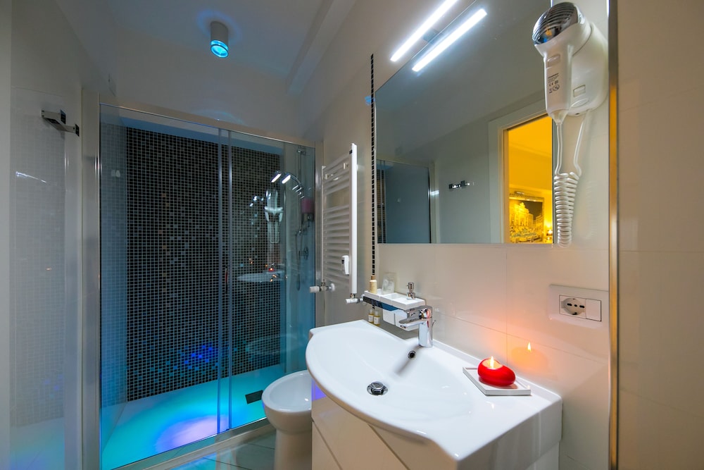 Luxury Suite, 1 Queen Bed, Jetted Tub + External Sauna photo 3