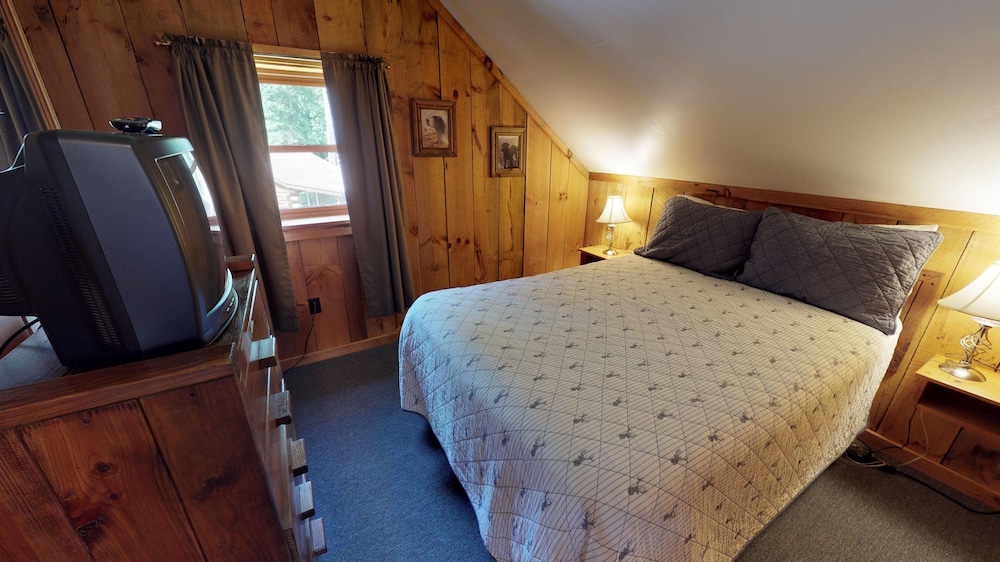 Classic Cabin, 3 Bedrooms, Fireplace, River View photo 1