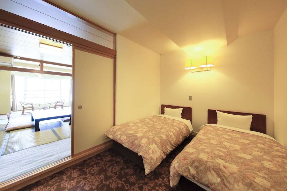 Japanese Western Twin Room, (Lake View) photo 3