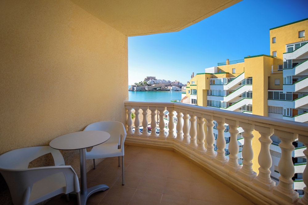 Superior Double Room, Partial Sea View (2 Adultos + 1 Child)