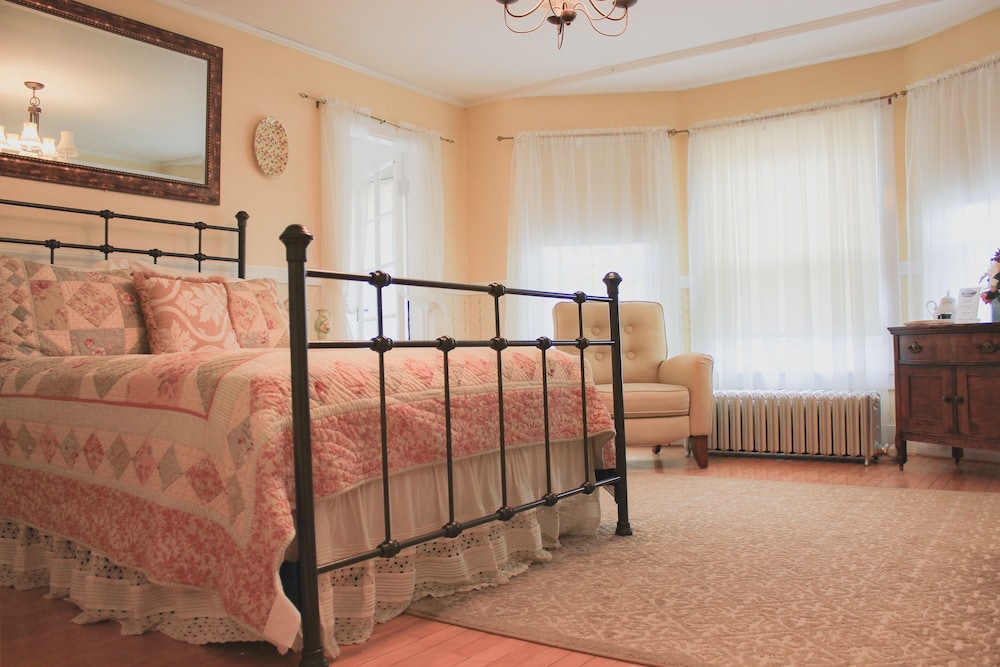 Classic Double Room Single Use, 1 Queen Bed With Sofa Bed, Garden View