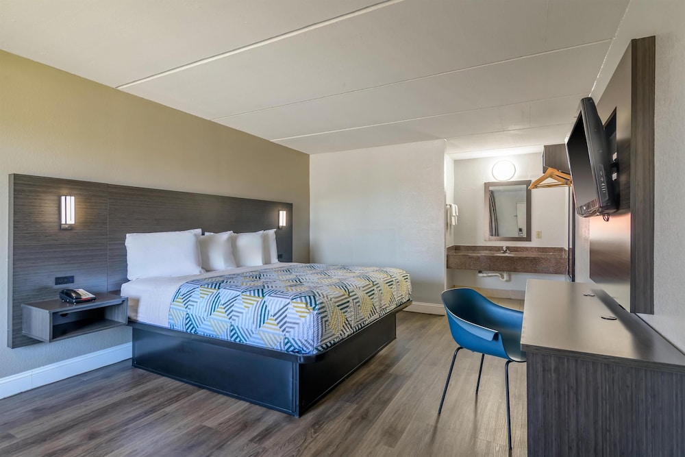 Deluxe Room, 1 King Bed, Smoking, Refrigerator & Microwave photo 3