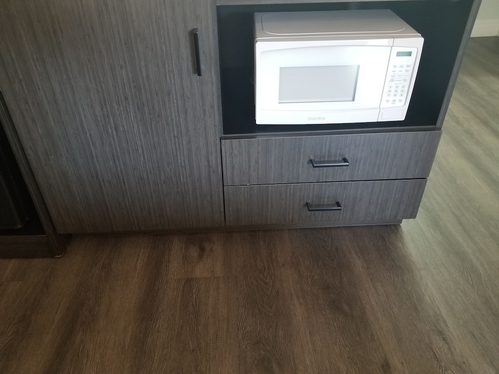 Standard Room, 1 King Bed, Non Smoking, Kitchenette - Photo 10