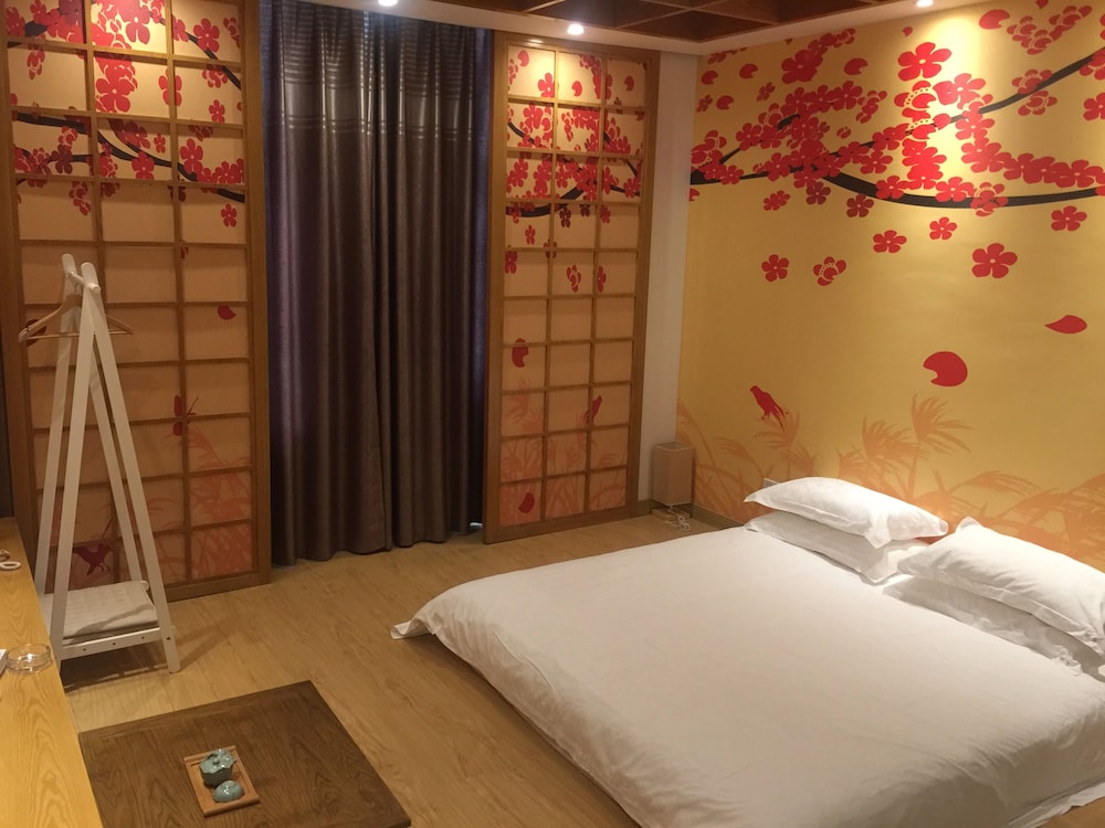 Deluxe Room, 1 Queen Bed photo 1
