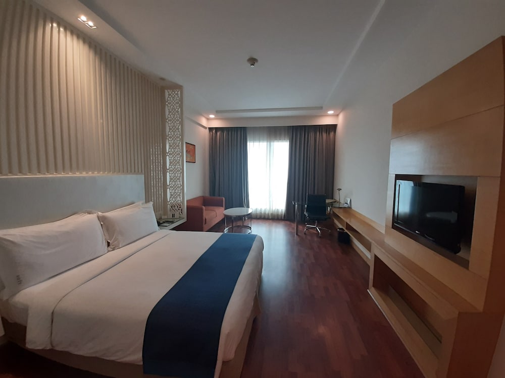Standard Room, 1 King Bed, Smoking photo 3