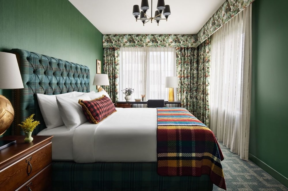 Suite, 1 King Bed, Accessible Bathtub photo 2