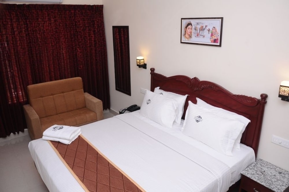 Deluxe Double Room, 1 King Bed photo 2