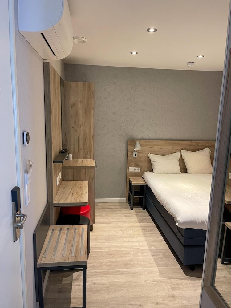 Small Double Room without window photo 1