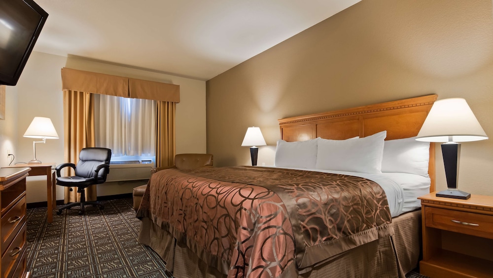 Standard Room, 1 King Bed, Non Smoking, Refrigerator & Microwave (No Pets In Room Type) photo 3