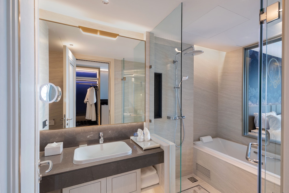 Premium Twin Room thumbnail 6