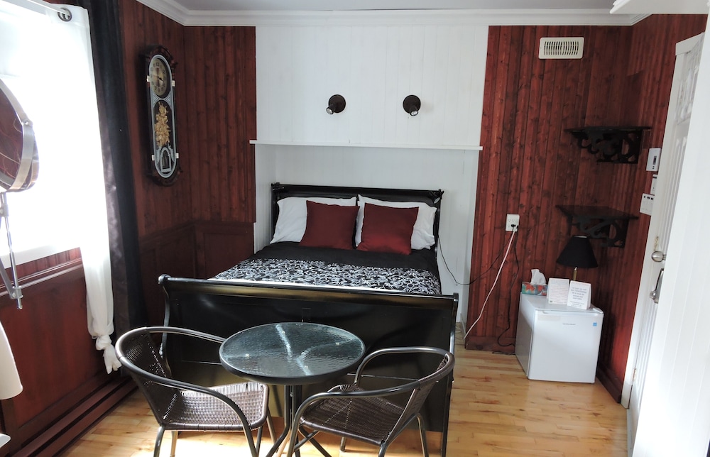 Basic Room, 1 Queen Bed, Fireplace, Lake View photo 1