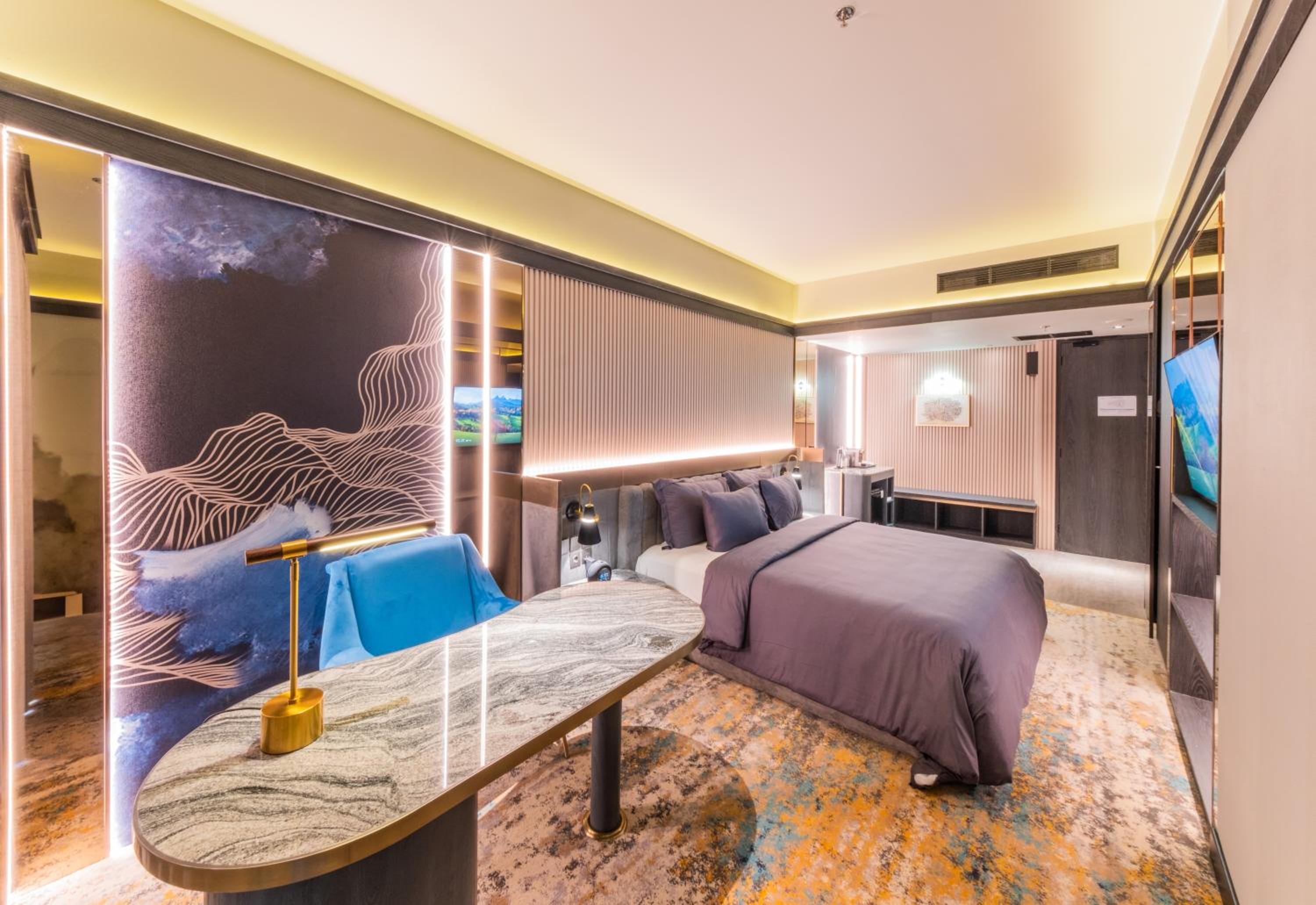Suite - Photo 1