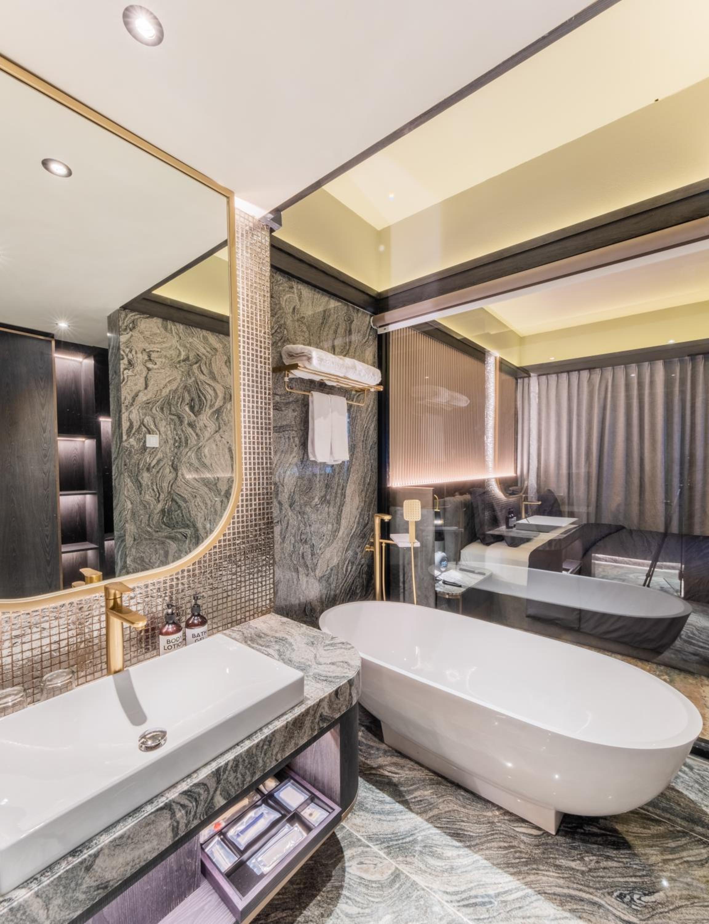 Suite - Photo 11