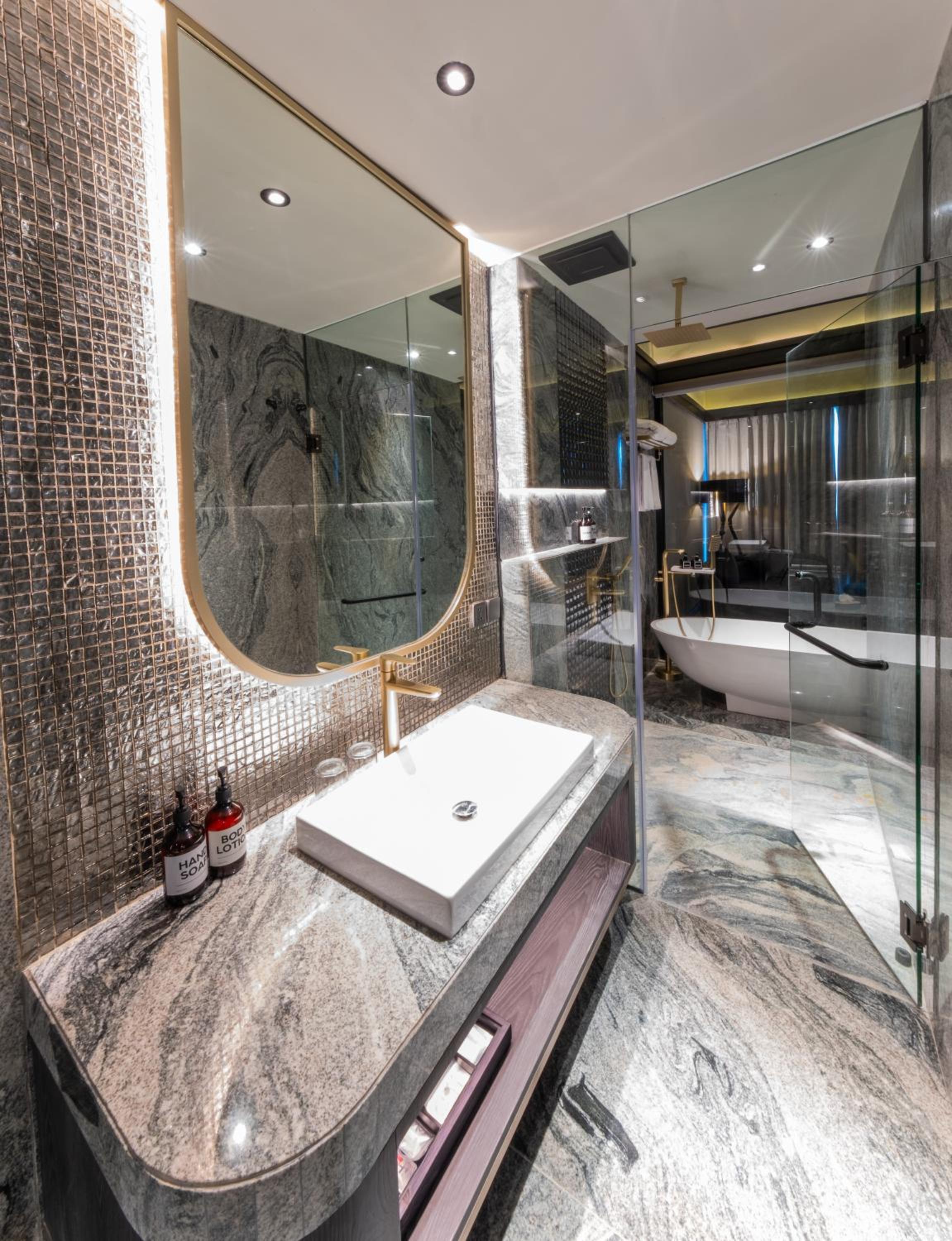 Suite - Photo 23
