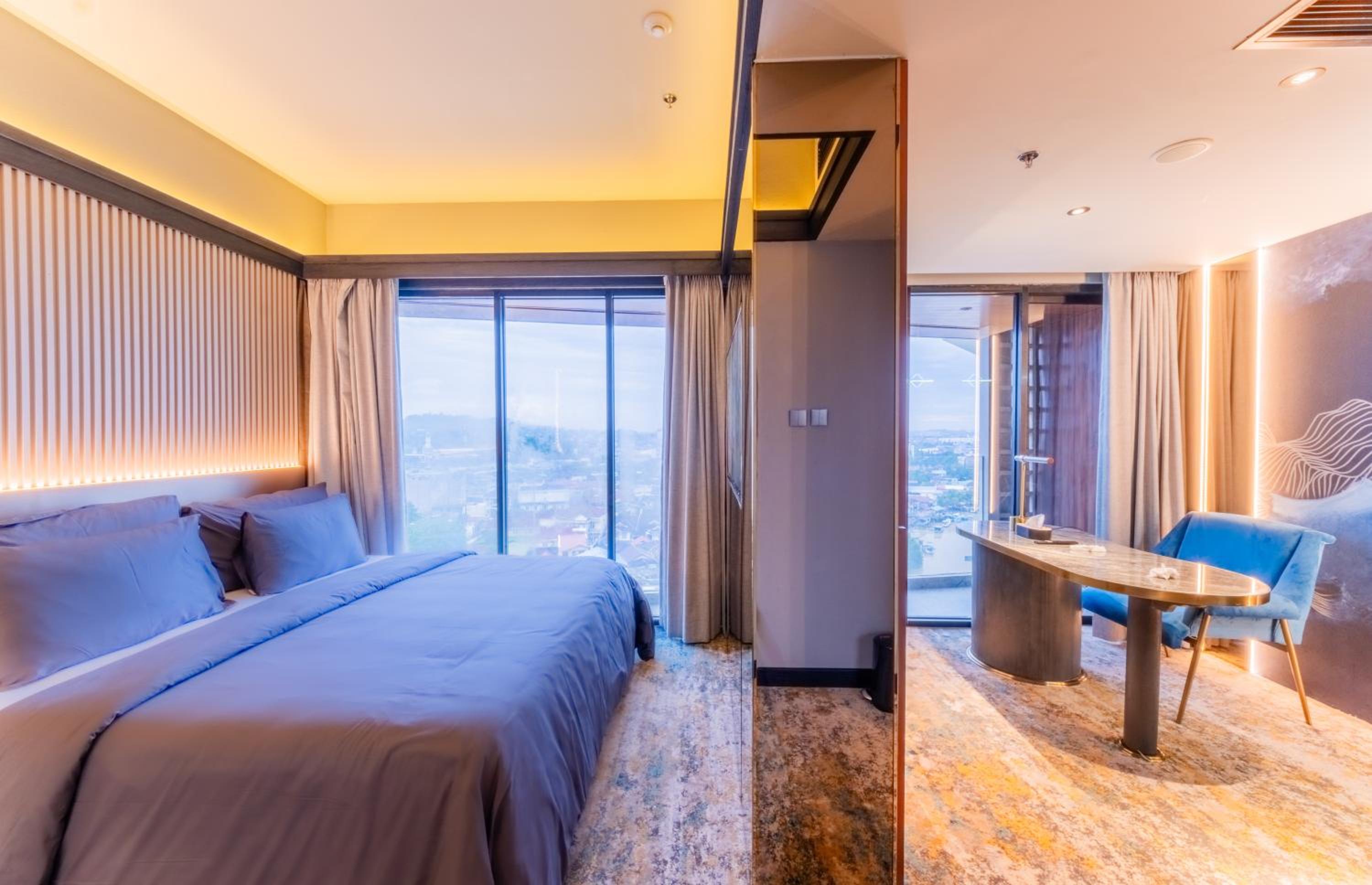 Suite - Photo 19