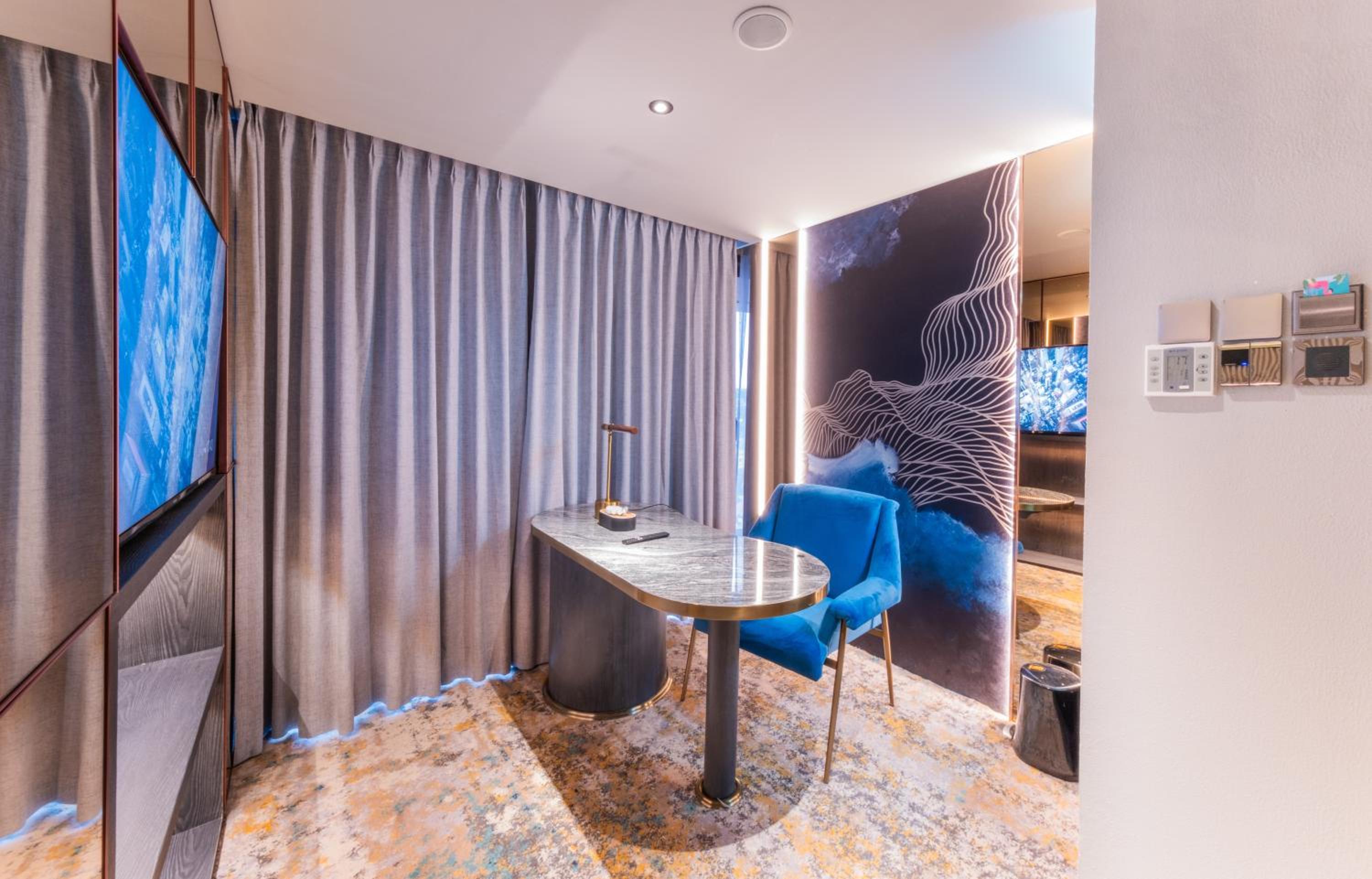 Suite - Photo 18