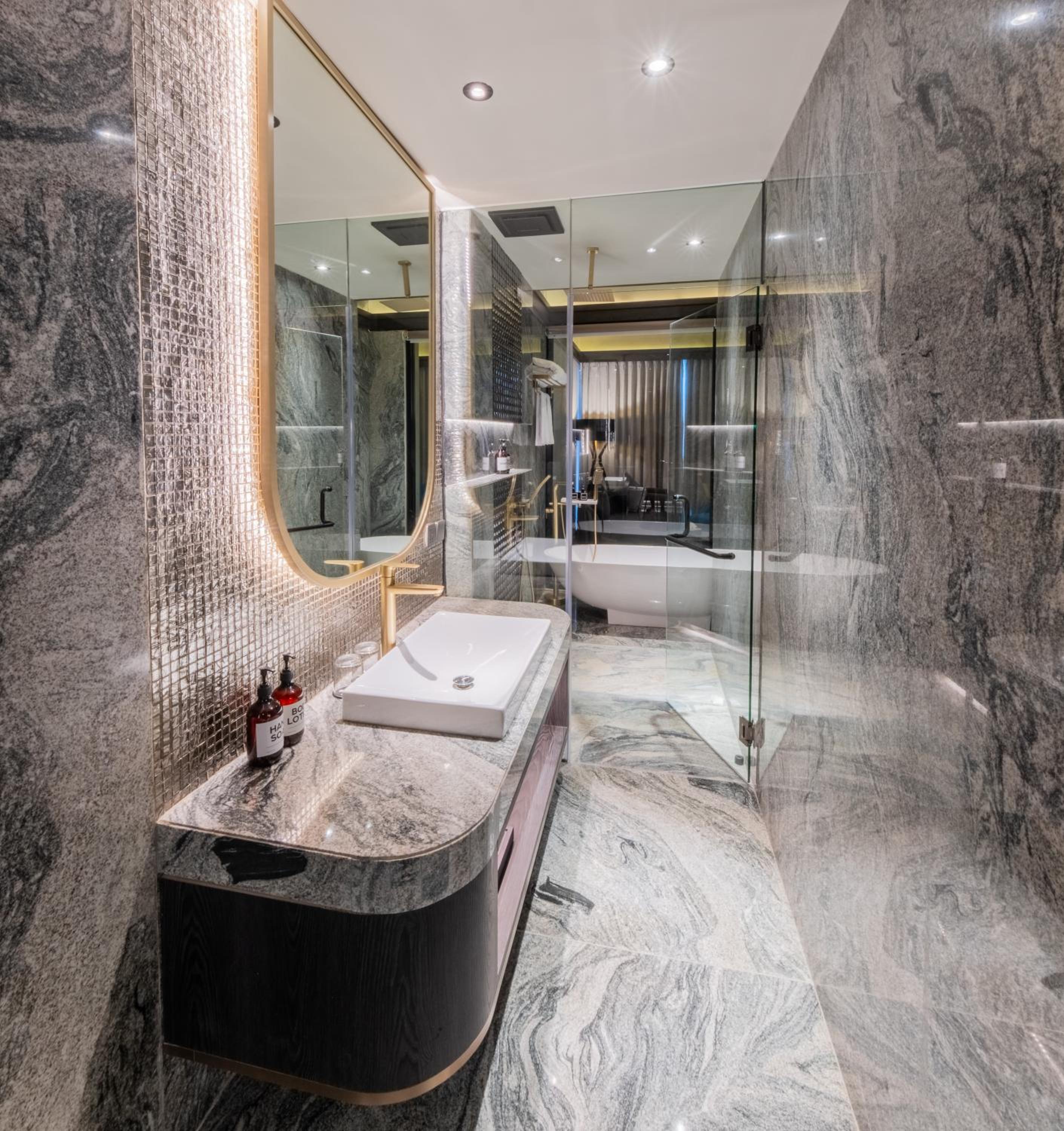 Suite - Photo 15