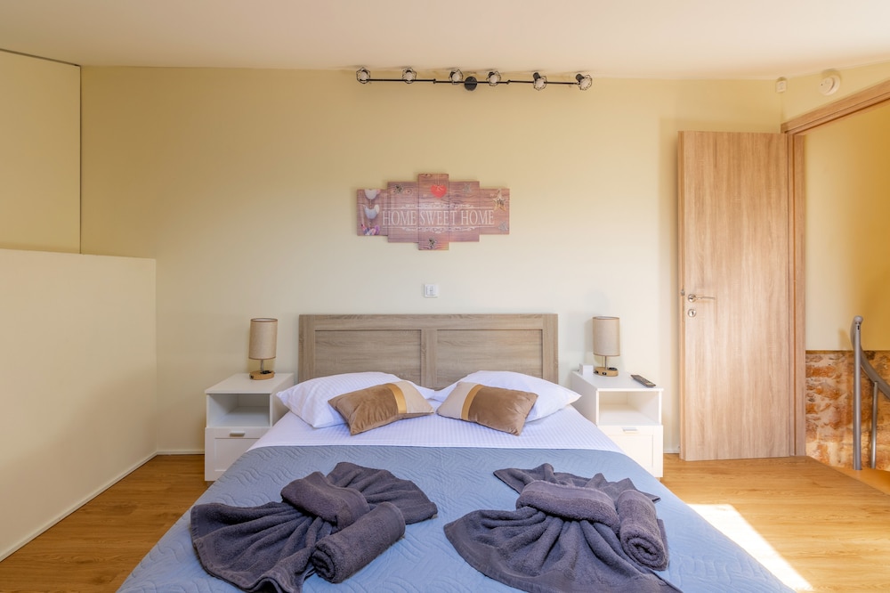 House, 4 Bedrooms, Accessible, Smoking photo 2