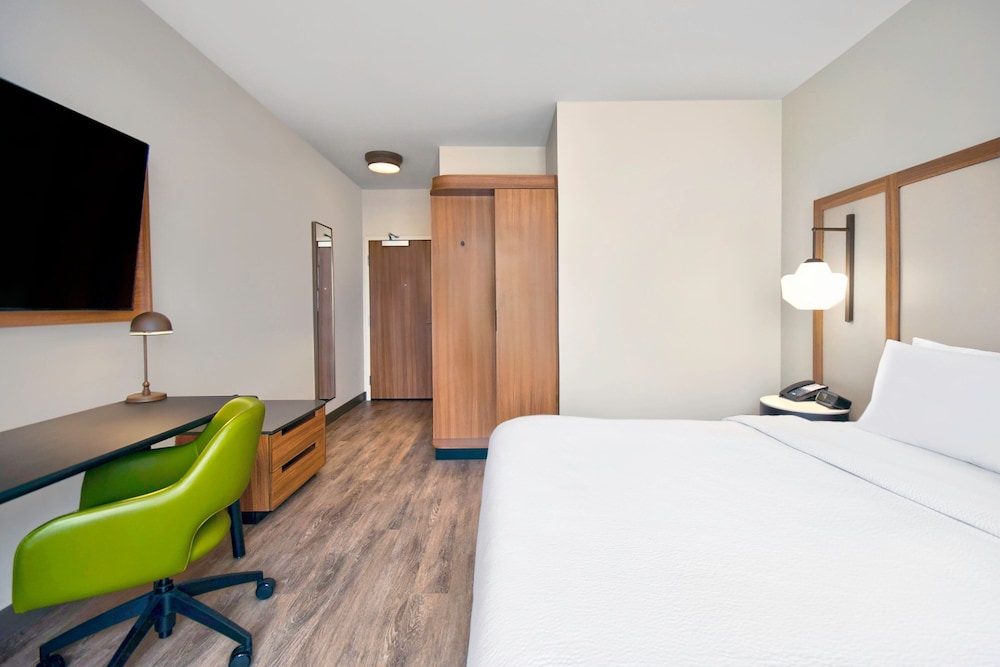 Room, 1 King Bed (Mobility Accessible, Tub) - Photo 1