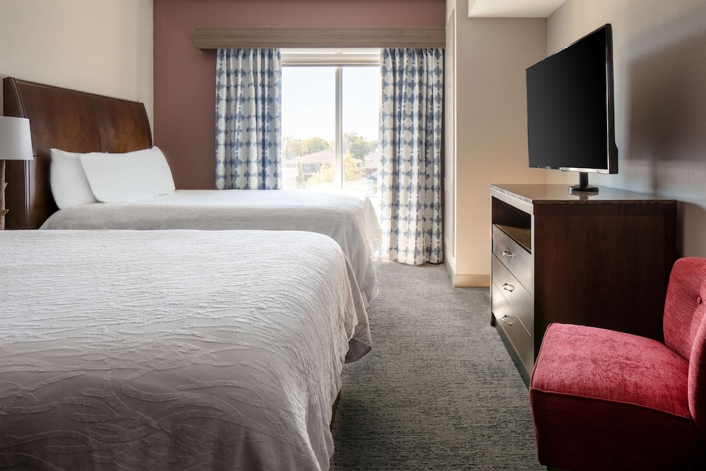 Suite, 2 Queen Beds, Accessible (Mobility & Hearing, Roll-In Shower) - Photo 2