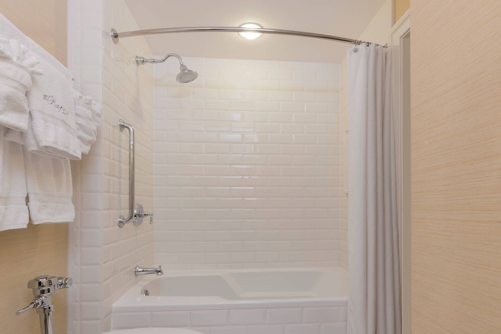 Room, 1 King Bed (Hearing Accessible) - Photo 4