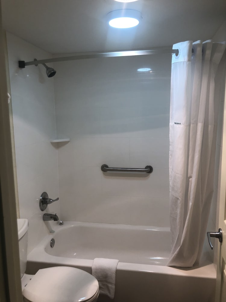 Standard Room, 2 Queen Beds - Photo 8