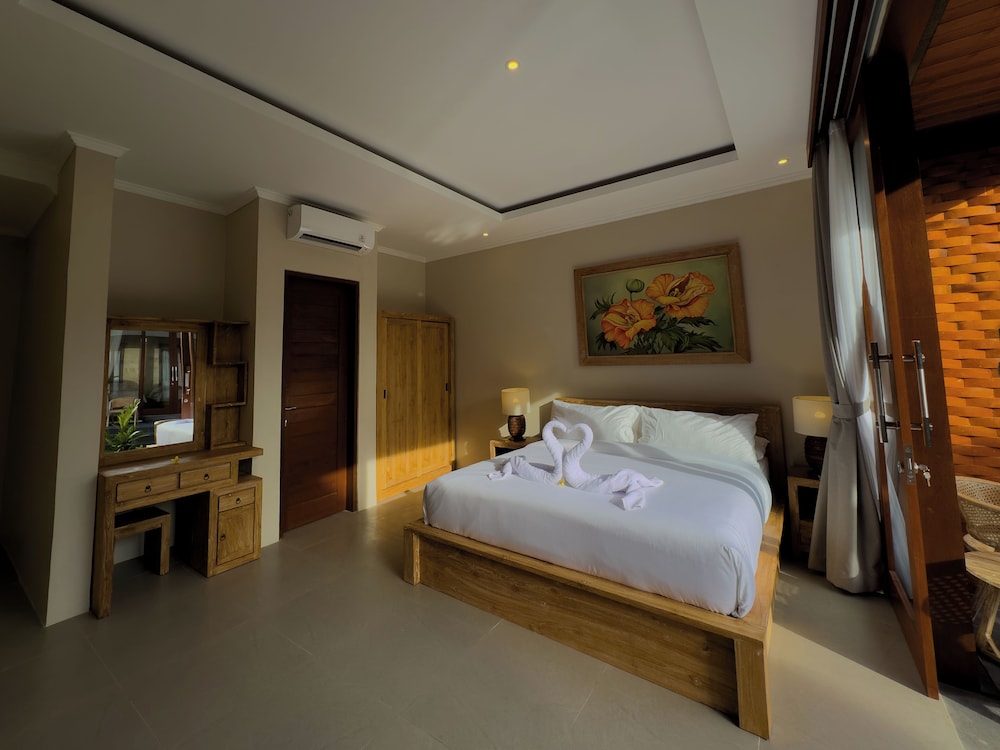 Superior Room, 1 King Bed, Pool View photo 3