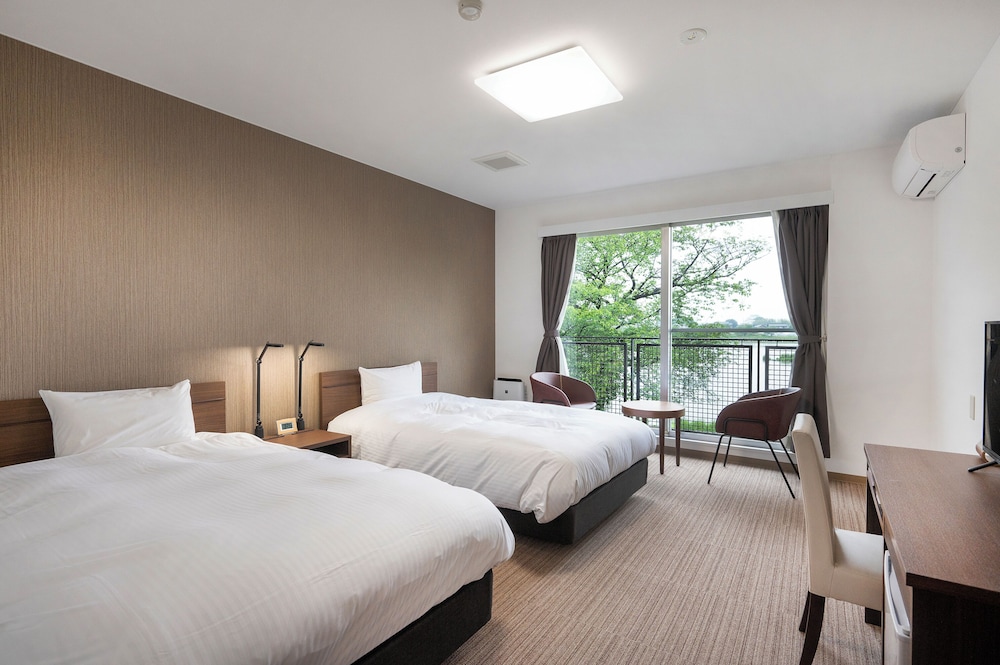 Basic Twin Room, Partial Lake View