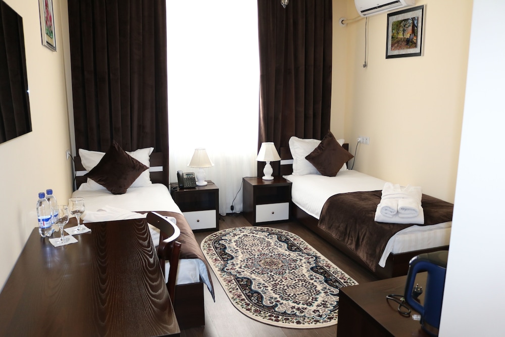 Standard Twin Room - Photo 1
