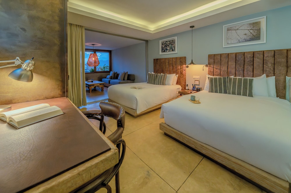 Standard Room, 2 Double Beds - Photo 1