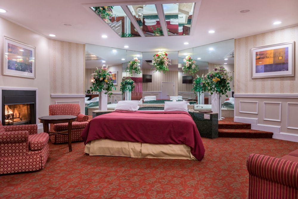 Honeymoon Romantic Suite with Oval Shape Jetted Tub & Fireplace photo 3