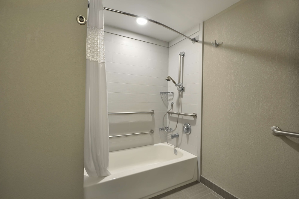 Room, 1 King Bed, Accessible, Non Smoking - Photo 3