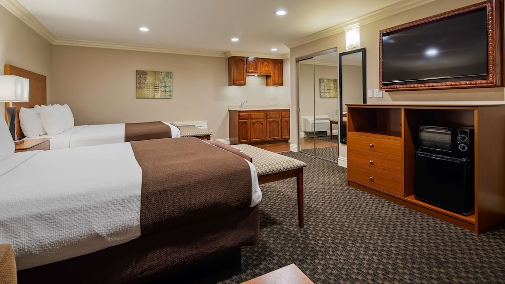 Suite, 2 Queen Beds, Non Smoking, Refrigerator & Microwave (Larger Room) - Photo 1