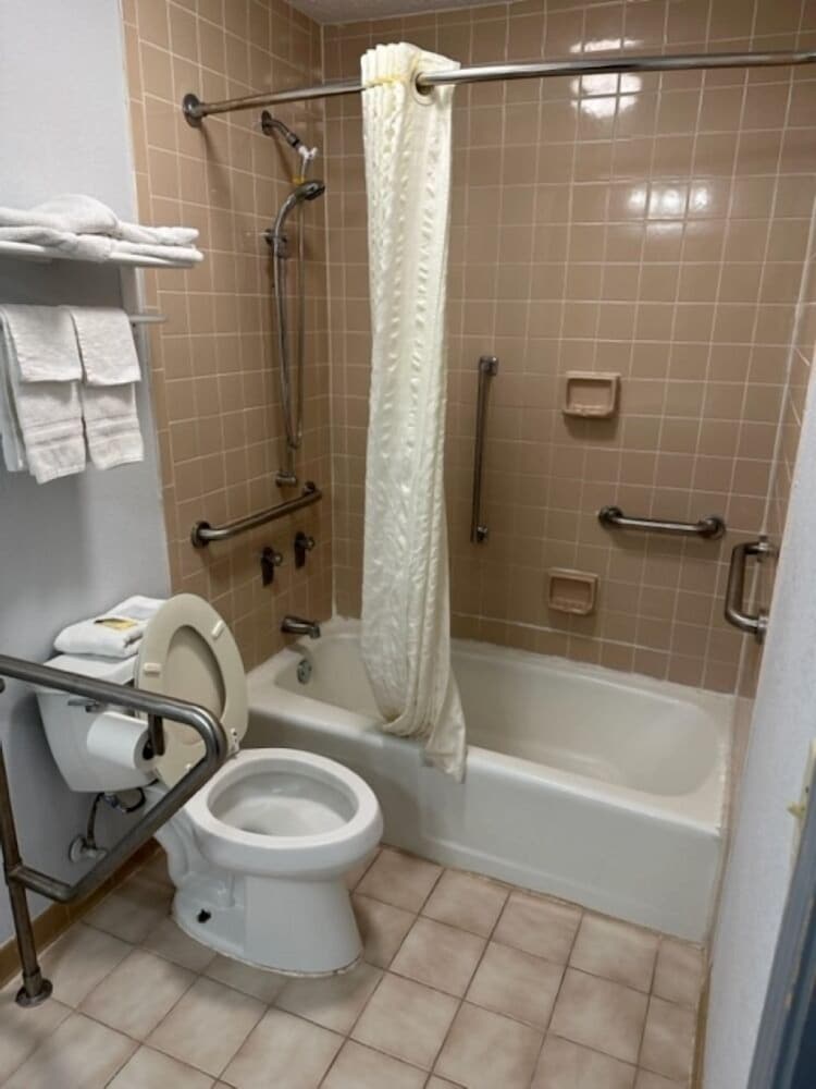 Accessible Room, 1 King Bed, Non Smoking, Refrigerator & Microwave - Photo 2