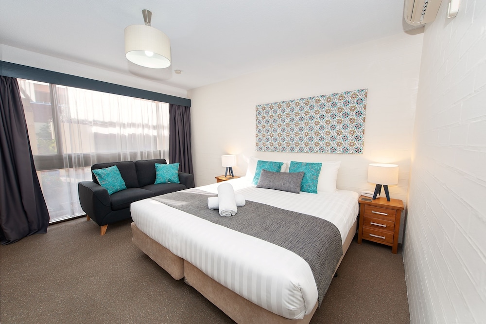 Standard Room, 1 Queen Bed photo 3