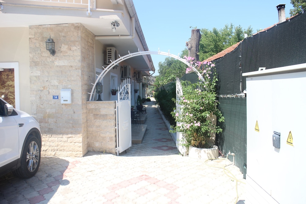 Big Double Room At Ground (On Entrance Way)