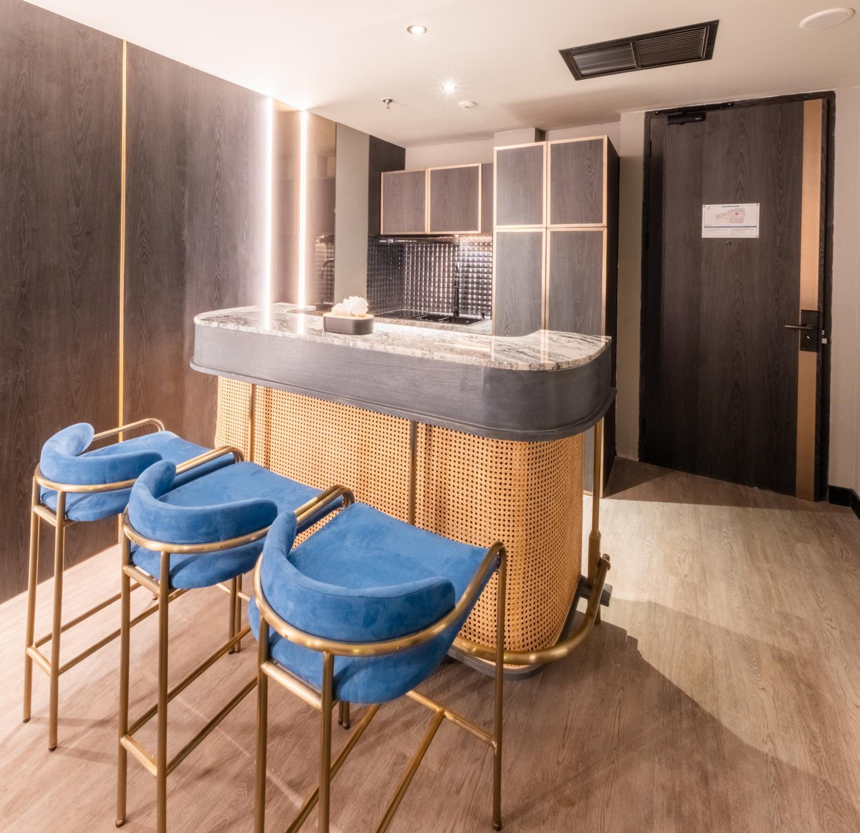 Executive Suite - Photo 6