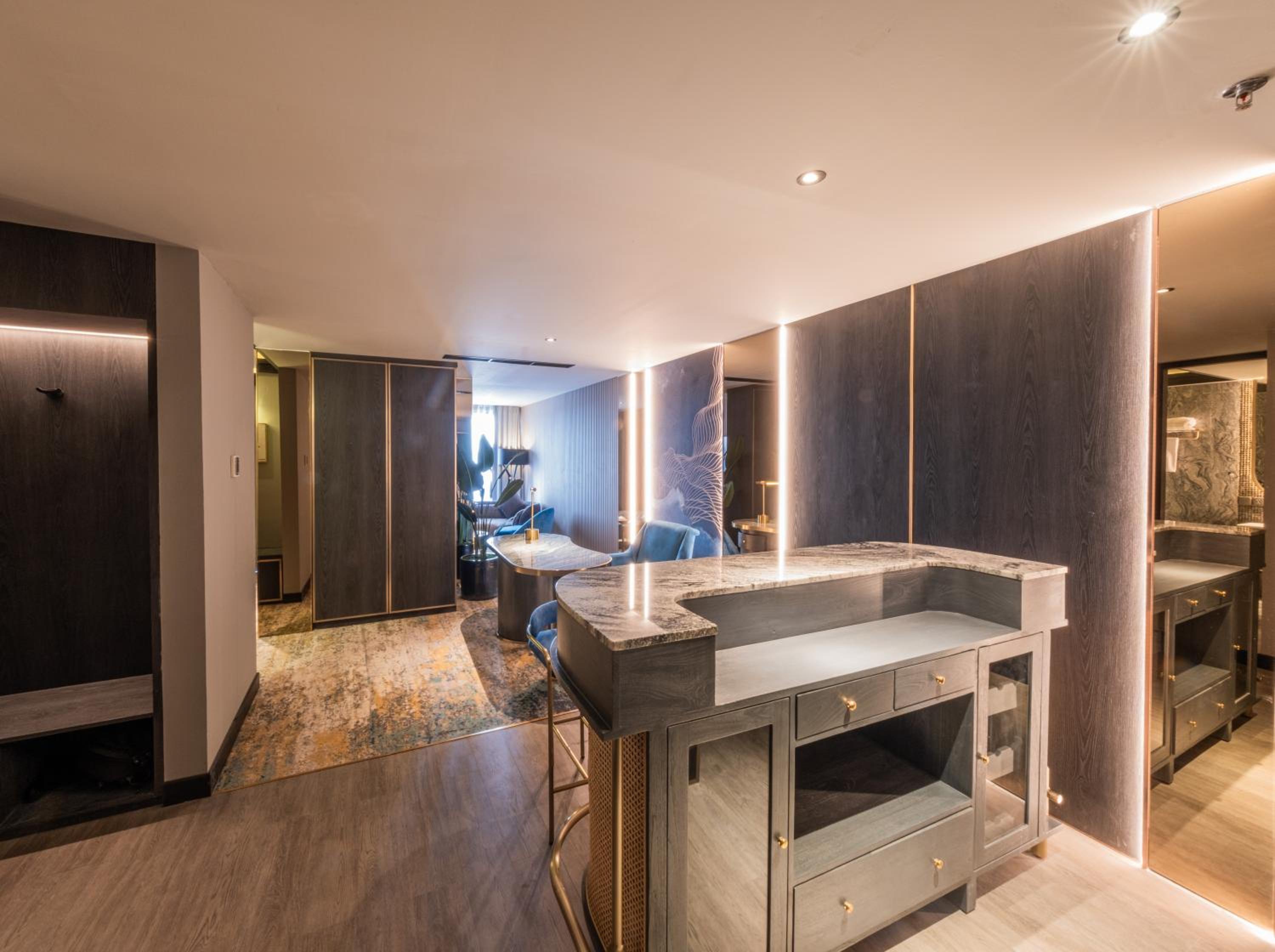 Executive Suite - Photo 4