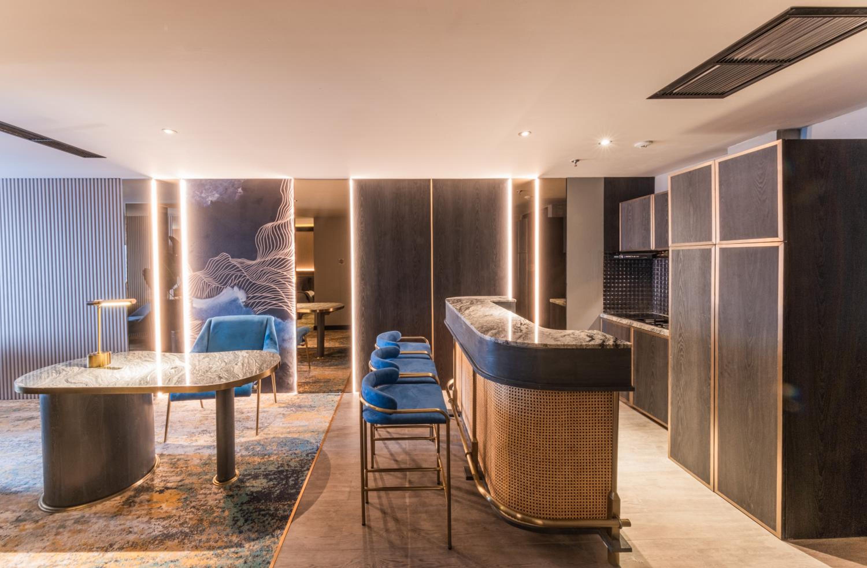 Executive Suite - Photo 22