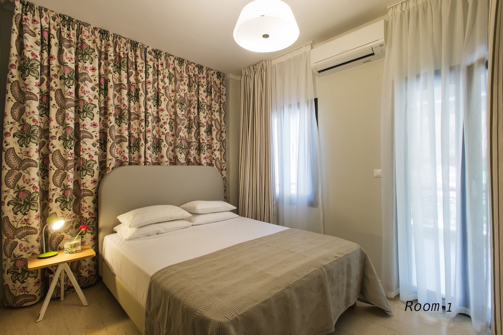 Small Double Room, 1 Queen Bed, Balcony, Hill View (1)