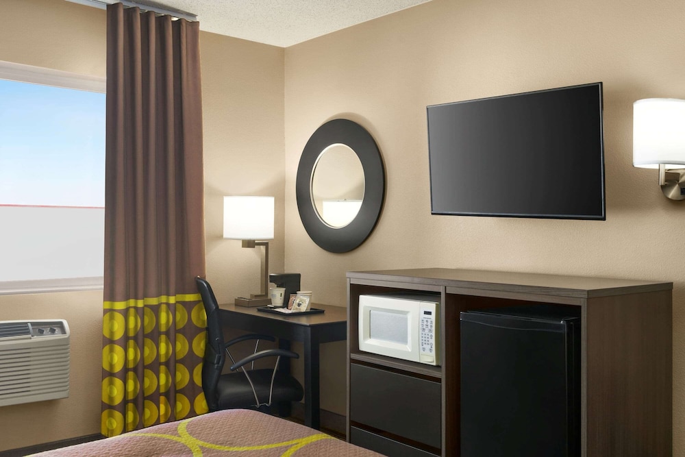 Suite, 1 King Bed, Microwave photo 2