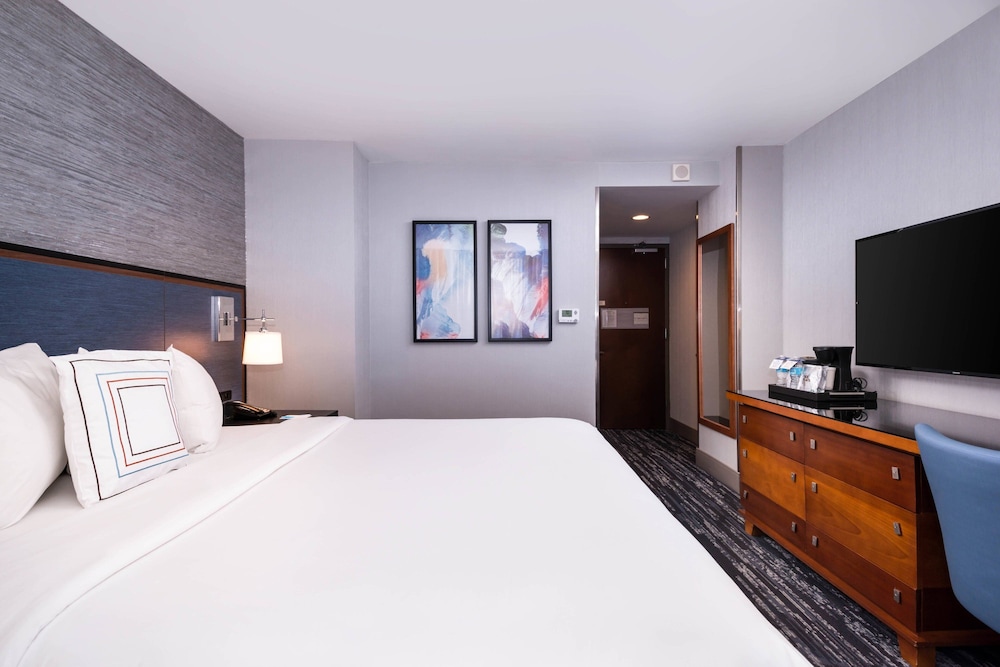 Room, 1 King Bed (Mobility Accessible, Tub)