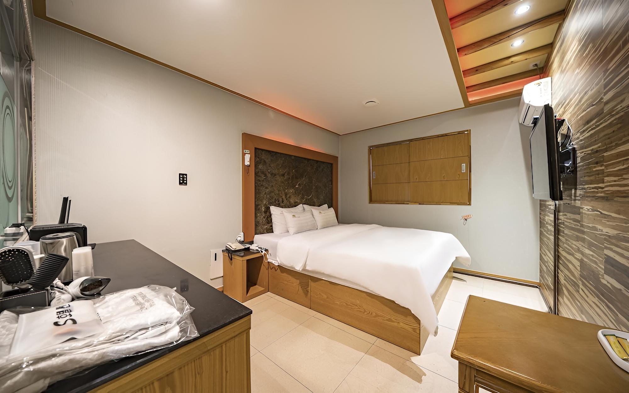 Room (Standard room (king size bed) (Netfli) photo 1